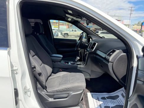 Used 2019 Jeep Grand Cherokee Laredo RWD image 30