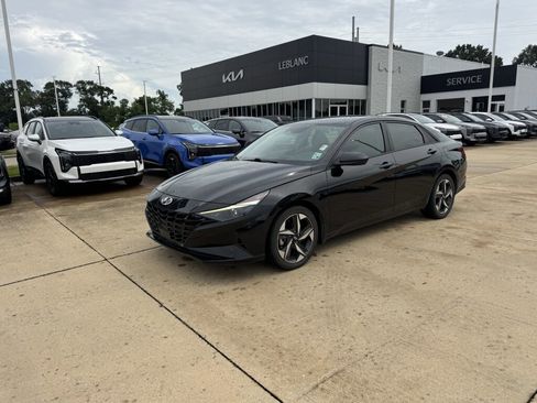 Used 2023 Hyundai Elantra SEL w/ Convenience Package FWD image 2