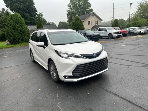 Used 2025 Toyota Sienna XLE FWD image 1
