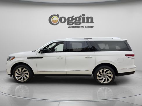 Used 2024 Lincoln Navigator L Reserve AWD/4WD image 2