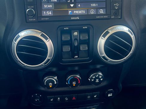 Used 2017 Jeep Wrangler Unlimited Rubicon w/ Connectivity Group image 15