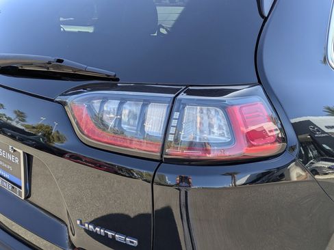 Used 2019 Jeep Cherokee Limited FWD image 11