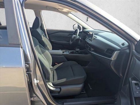 Used 2025 Nissan Rogue S image 19