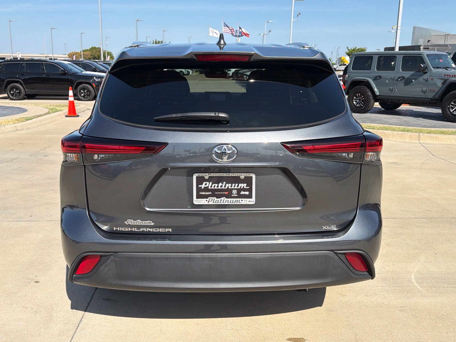 Used 2024 Toyota Highlander XLE FWD image 4