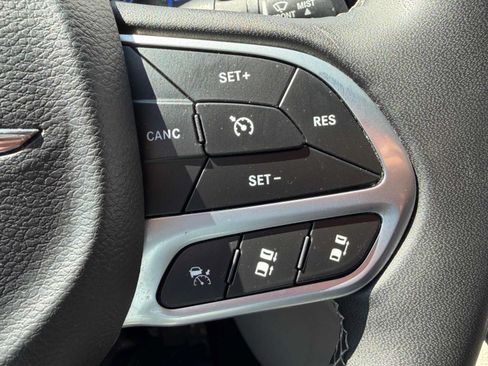 Used 2023 Chrysler Pacifica Touring-L FWD image 18