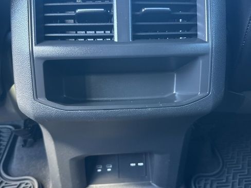 Used 2022 Volkswagen Atlas Cross Sport SE image 15