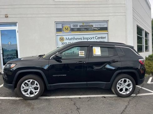 Used 2024 Jeep Compass Latitude AWD/4WD image 2