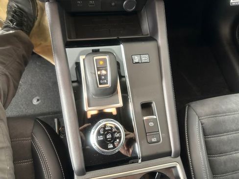 New 2025 Mitsubishi Outlander SE image 33