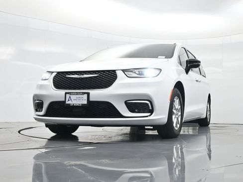 New 2026 Chrysler Pacifica Select image 37