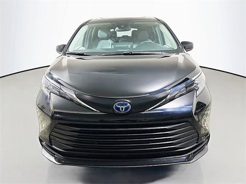 Used 2025 Toyota Sienna XLE image 2