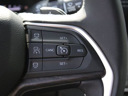 Used 2025 Jeep Grand Cherokee Limited image 15