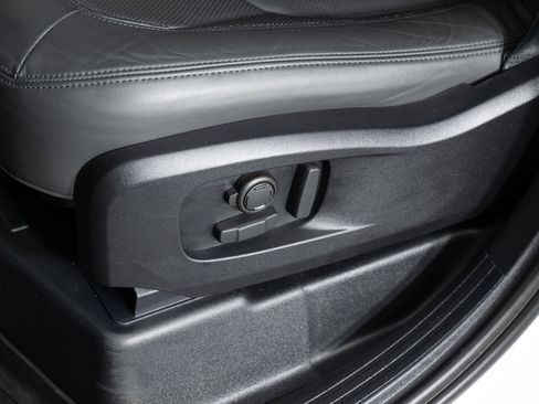 Used 2024 Land Rover Defender 110 SE image 15