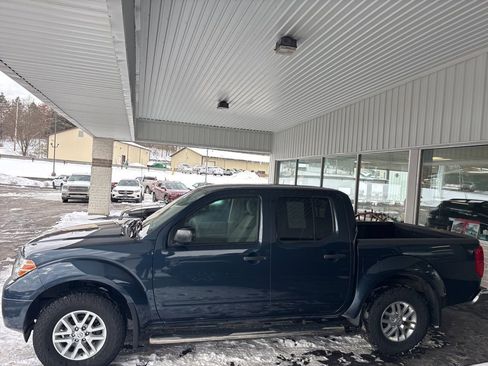 Used 2019 Nissan Frontier SV image 2
