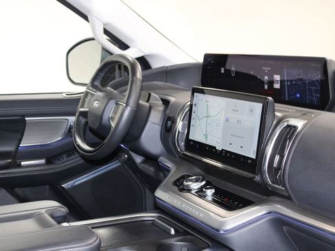 Used 2025 Ford Expedition Platinum image 34