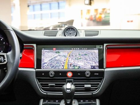 Certified 2025 Porsche Macan image 18