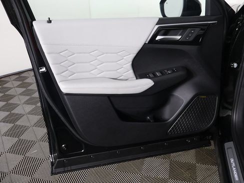 Used 2025 Mitsubishi Outlander AWD image 29
