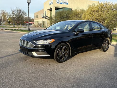Used 2017 Ford Fusion SE w/ Fusion SE Technology Package FWD image 18