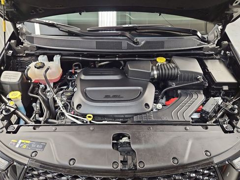 Used 2025 Chrysler Pacifica Limited FWD image 10