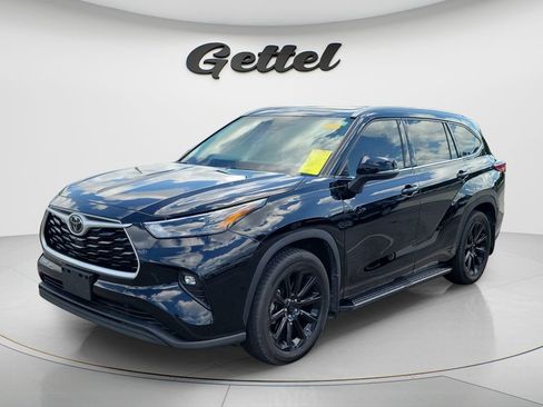 Used 2022 Toyota Highlander XLE AWD/4WD image 1