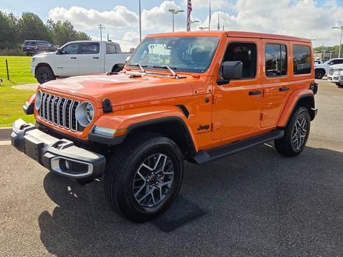 Used 2025 Jeep Wrangler Unlimited Sahara AWD/4WD image 3