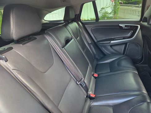 Used 2018 Volvo V60 T5 Cross Country image 30