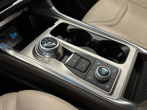 Used 2020 Ford Explorer Platinum w/ Premium Technology Package image 16