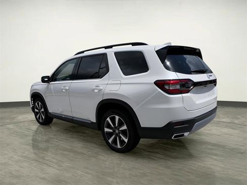 Certified 2025 Honda Pilot Touring image 3