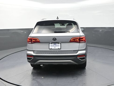 Used 2024 Volkswagen Taos SE w/ Panoramic Sunroof Package AWD/4WD image 9