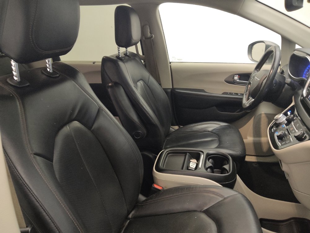 Used 2020 Chrysler Pacifica Touring-L FWD image 21