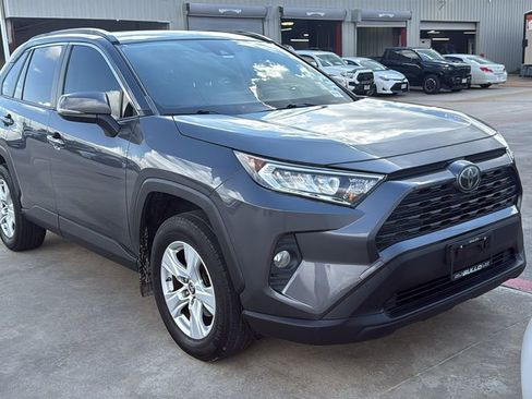 Used 2019 Toyota RAV4 XLE FWD image 2
