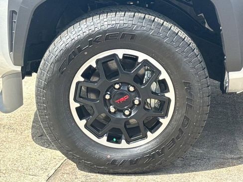 Used 2025 Toyota Tacoma TRD Off-Road AWD/4WD image 4