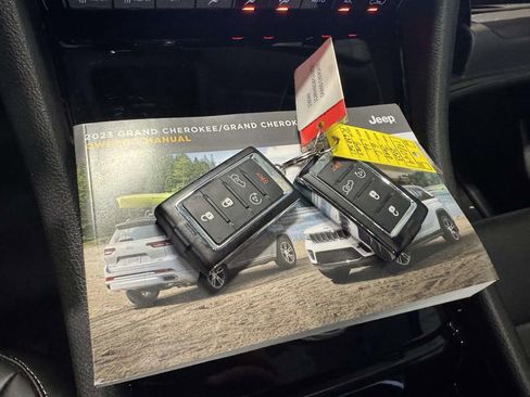 Used 2023 Jeep Grand Cherokee Limited image 33