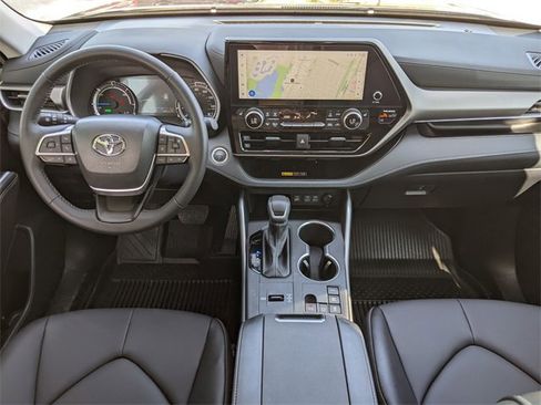 Used 2025 Toyota Highlander XLE image 13