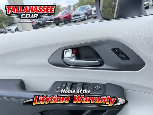 Used 2023 Chrysler Pacifica Touring-L FWD image 16