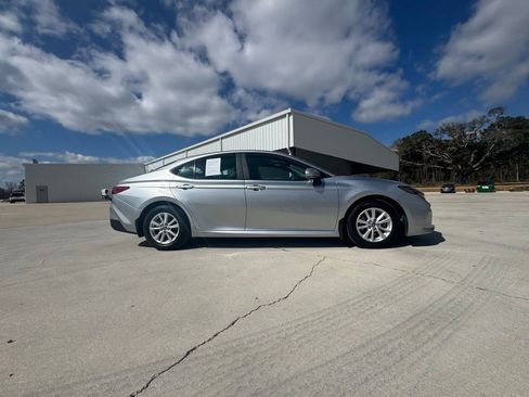 Used 2025 Toyota Camry LE w/ Convenience Package image 17