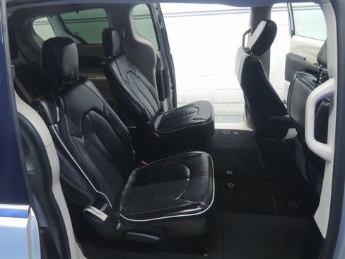 Used 2024 Chrysler Pacifica Limited FWD image 34