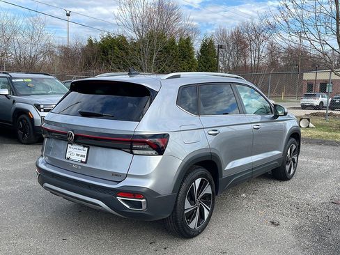 Used 2025 Volkswagen Taos SE AWD/4WD image 5