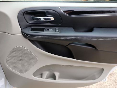 Used 2016 Dodge Grand Caravan SE image 17