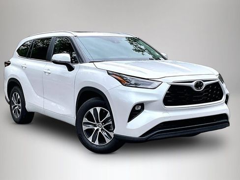 Used 2025 Toyota Highlander XLE FWD image 2
