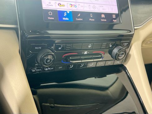 Used 2022 Jeep Grand Cherokee Limited w/ Trailer Tow Prep Group (B) image 15