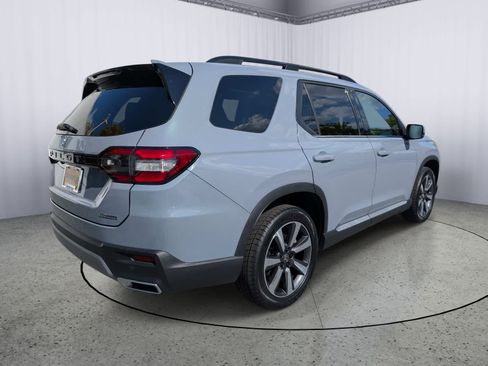 Certified 2025 Honda Pilot Touring image 3