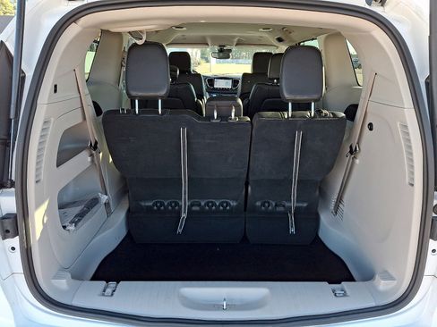 Used 2024 Chrysler Pacifica Touring-L image 28