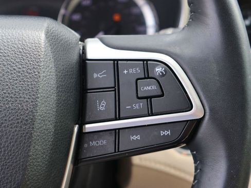 Used 2023 Toyota Highlander XLE FWD image 27