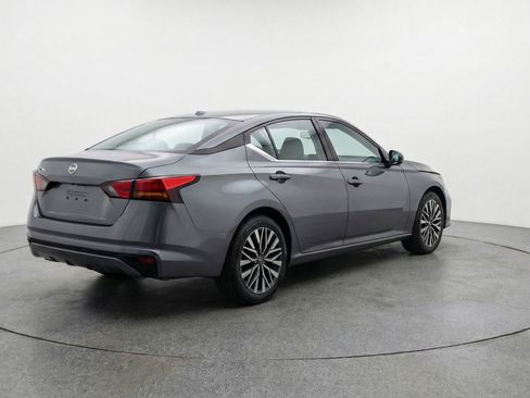 Used 2025 Nissan Altima 2.5 SV image 9