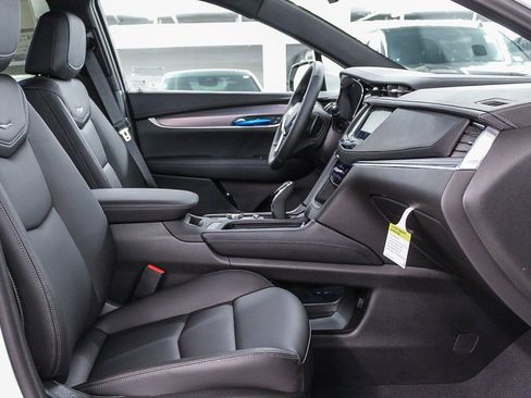 New 2025 Cadillac XT5 Luxury image 18