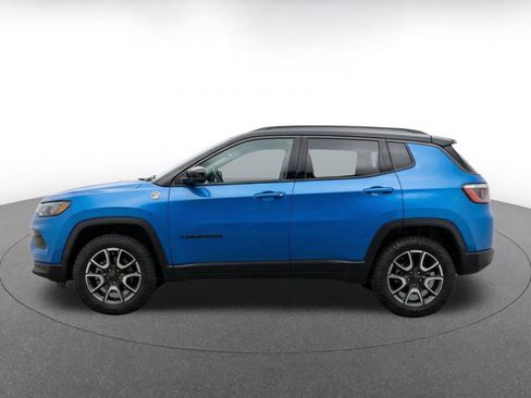 Used 2025 Jeep Compass Trailhawk w/ Trailer Tow Group AWD/4WD image 3