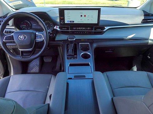 Certified 2025 Toyota Sienna XLE FWD image 22