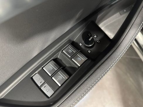 Used 2019 Audi e-tron Premium Plus image 26