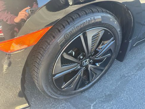 Used 2018 Honda Civic EX image 9