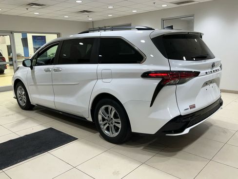 Used 2022 Toyota Sienna XSE w/ XSE Plus Package AWD/4WD image 16